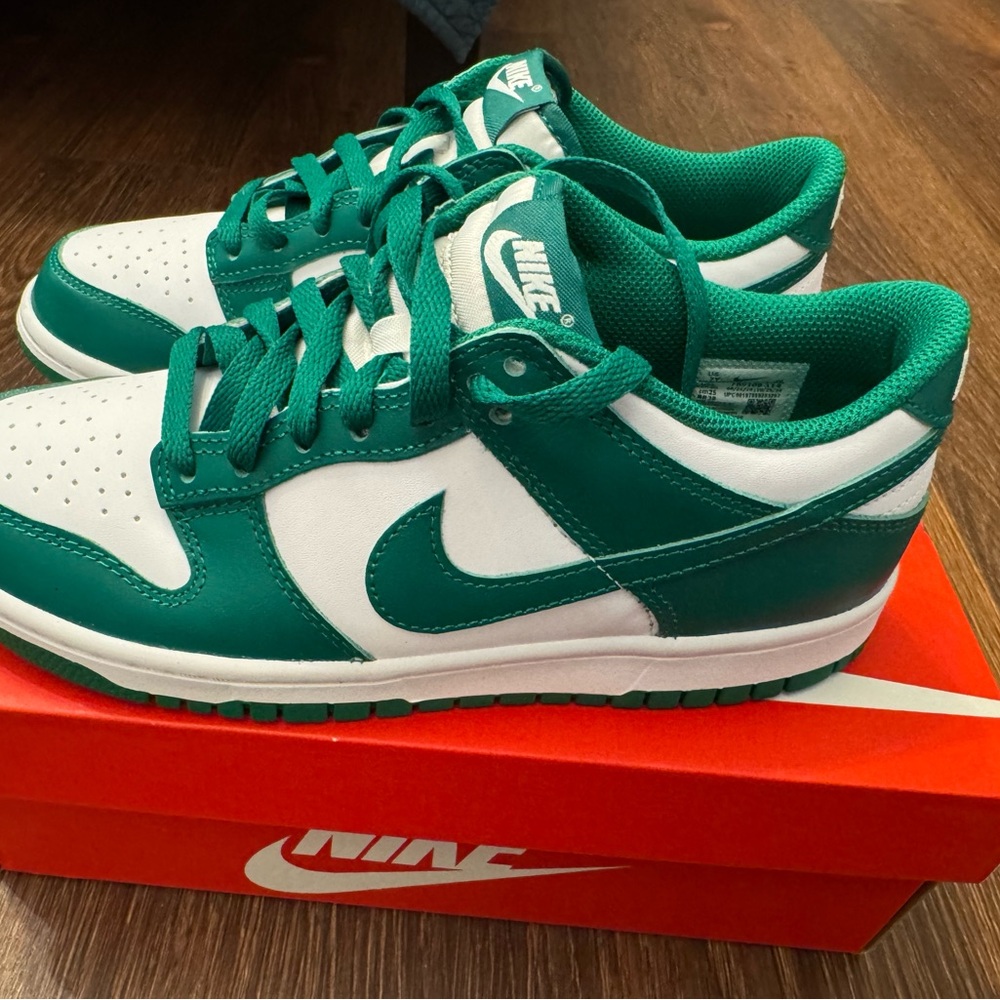 Nike Dunk Low Green and White NWT Sz 7Y (Women’s 8.5)